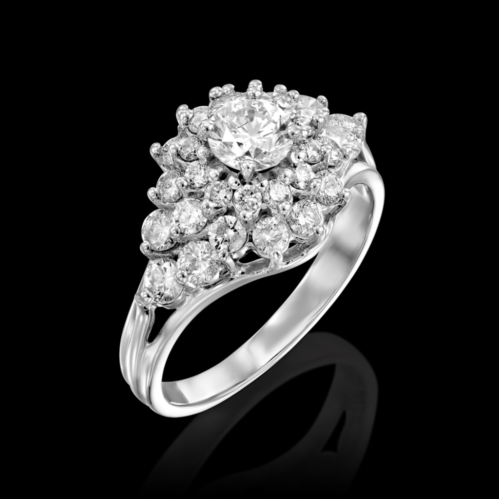 טבעת אירוסין עם שפע יהלומים