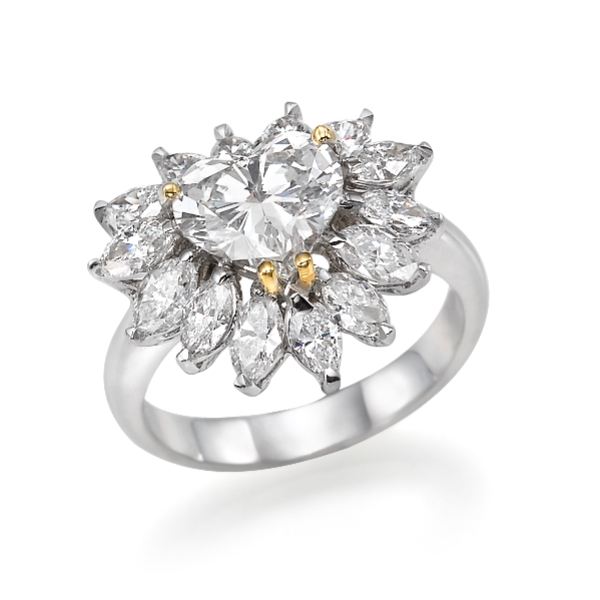 טבעת אירוסין עם יהלום בליטוש לב מוקף יהלומים