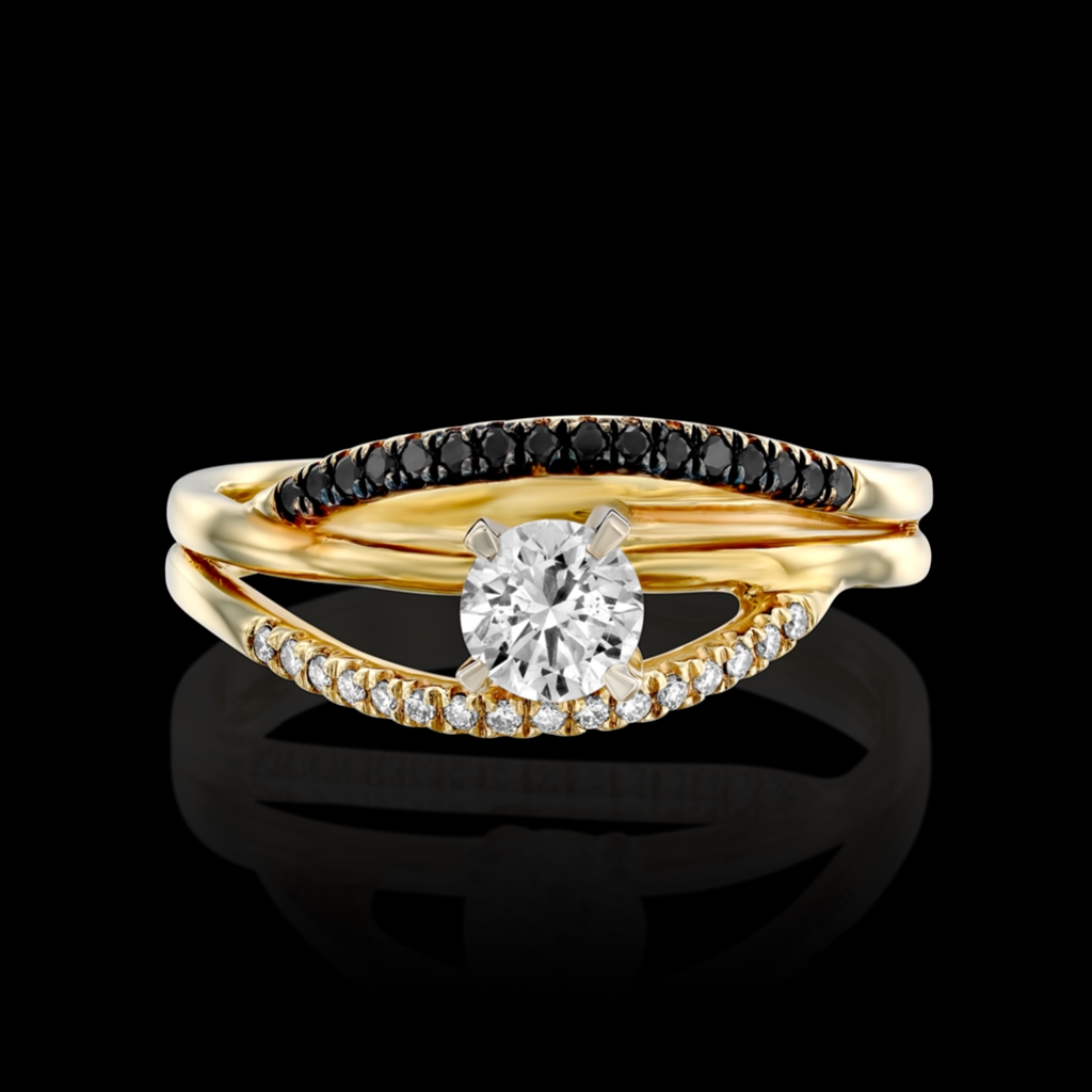 טבעת זהב עם שורת יהלומים לבנים ושחורים במרכז יהלום