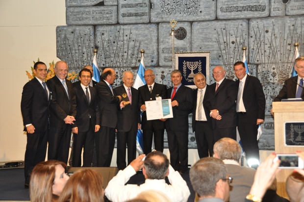 גלרייה - חברת יהלומי MID קיבלה את התואר יצואן מצטיין בבית הנשיא 7.1.2013, 7 מתוך 8