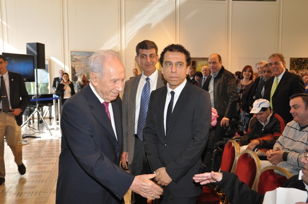 גלרייה - הבורסה מחבקת את איל"ן עם נשיא המדינה, שמעון פרס 13.1.2013, 7 מתוך 13