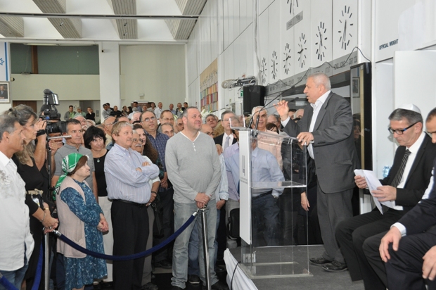 גלרייה - טקס שתיה לכבוד חג הפסח והענקת חברות של כבוד לרב פירר 21.3.13, 15 מתוך 17