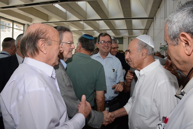 גלרייה - טקס הרמת כוסית וברכות לחג הפסח תשע"ו 20.4.2016, 32 מתוך 47