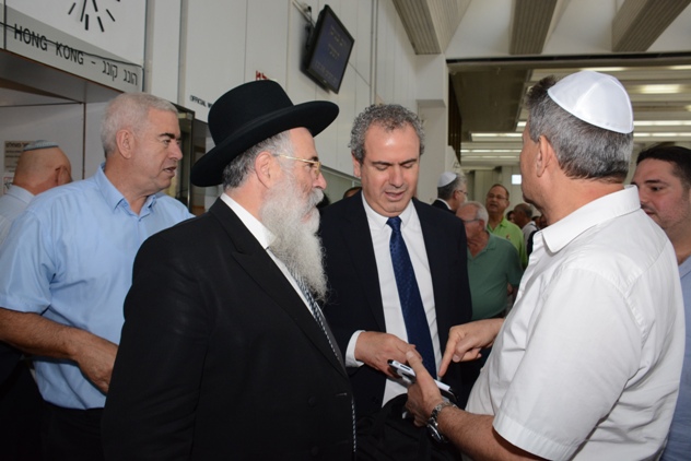 גלרייה - טקס הרמת כוסית וברכות לחג הפסח תשע"ו 20.4.2016, 42 מתוך 47