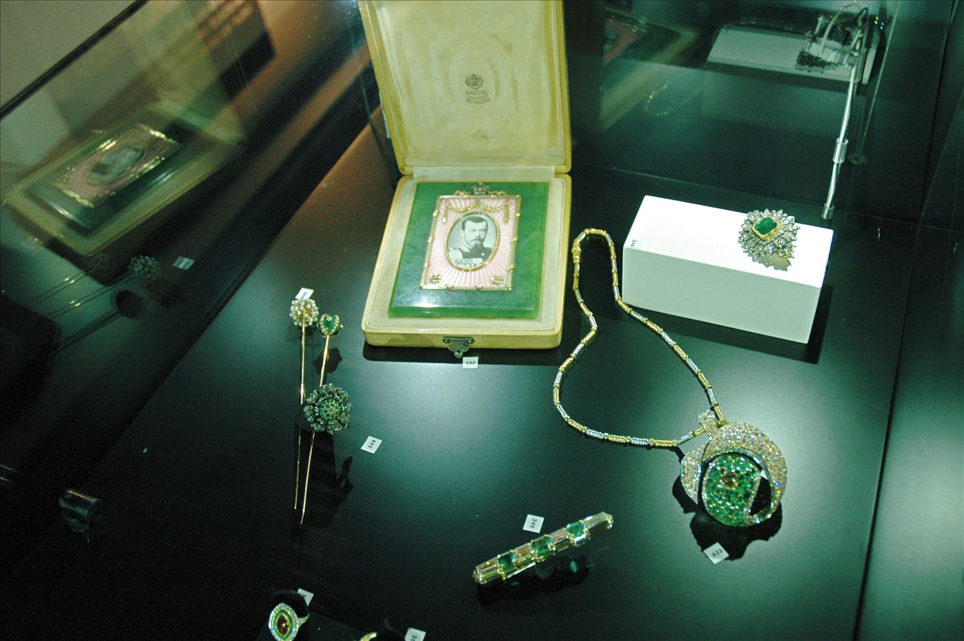 גלרייה - תערוכת תכשיטים במוזיאון - אבנר צופיוף 31.5.2006, 1 מתוך 22