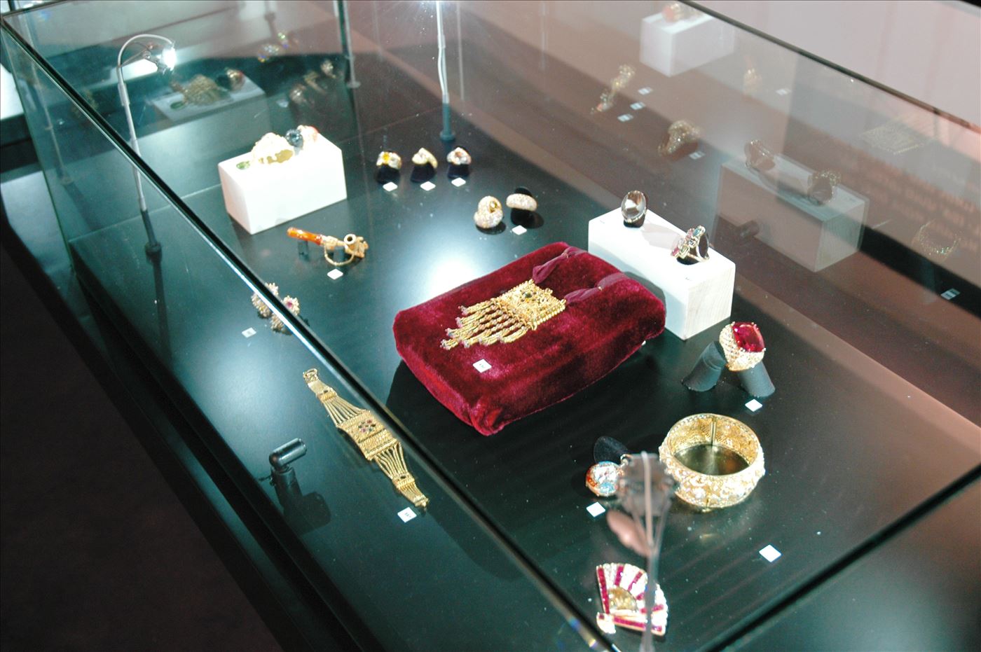 גלרייה - תערוכת תכשיטים במוזיאון - אבנר צופיוף 31.5.2006, 3 מתוך 22