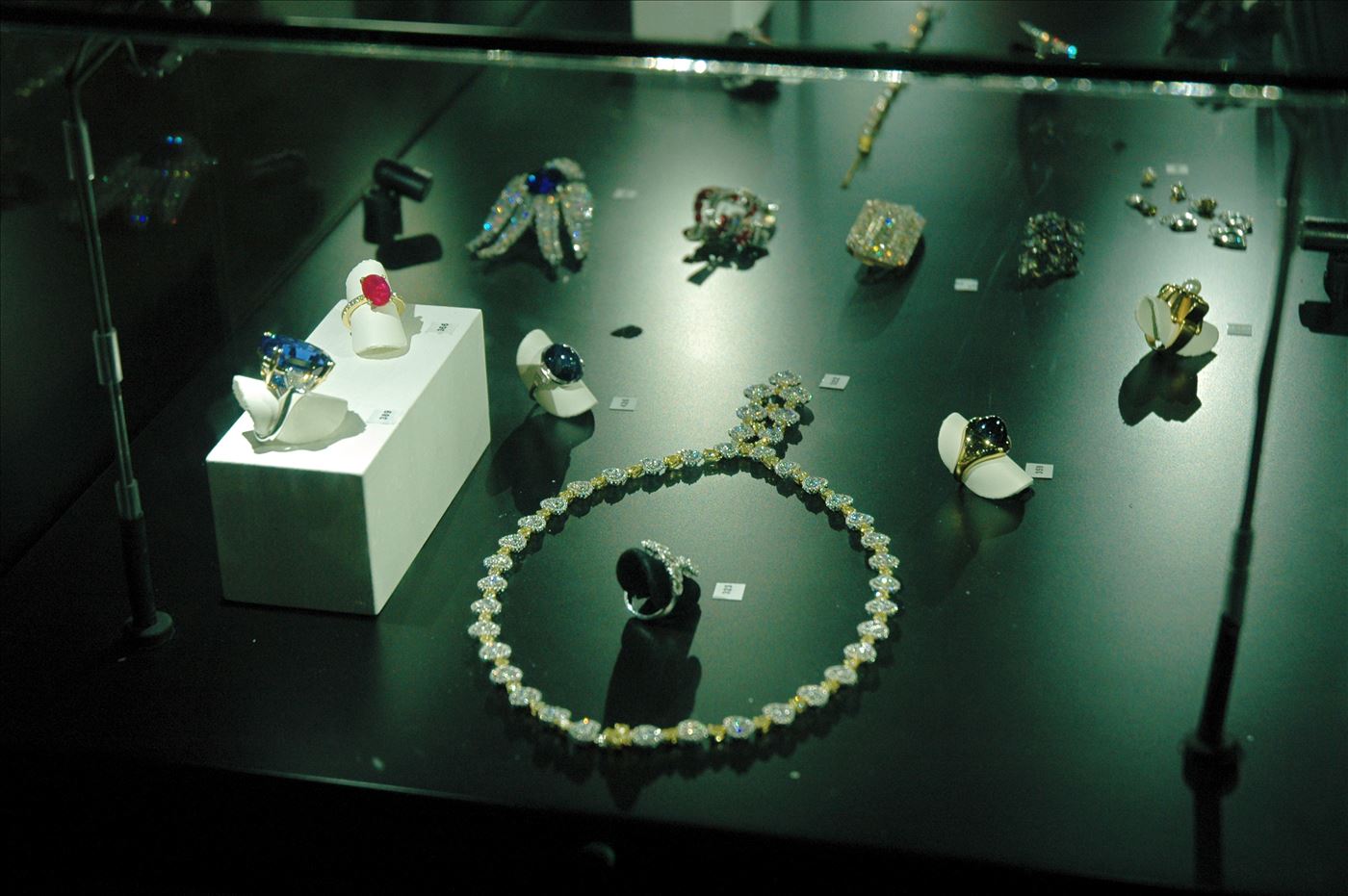 גלרייה - תערוכת תכשיטים במוזיאון - אבנר צופיוף 31.5.2006, 4 מתוך 22