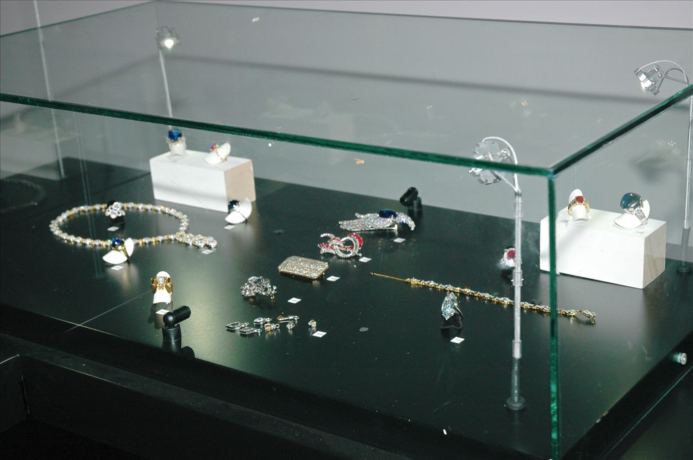 גלרייה - תערוכת תכשיטים במוזיאון - אבנר צופיוף 31.5.2006, 5 מתוך 22