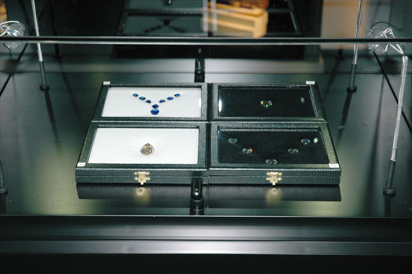 גלרייה - תערוכת תכשיטים במוזיאון - אבנר צופיוף 31.5.2006, 6 מתוך 22