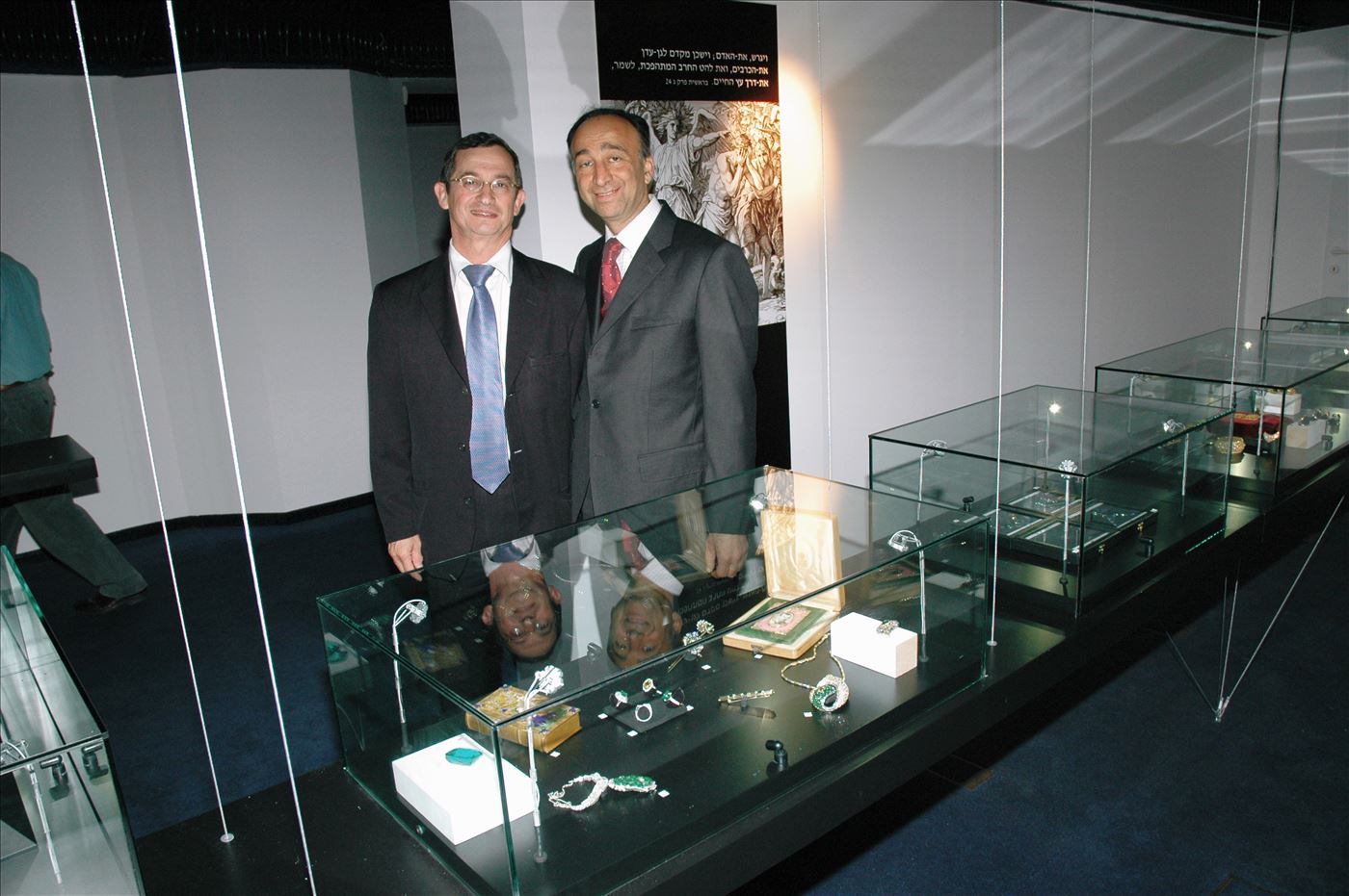 גלרייה - תערוכת תכשיטים במוזיאון - אבנר צופיוף 31.5.2006, 10 מתוך 22